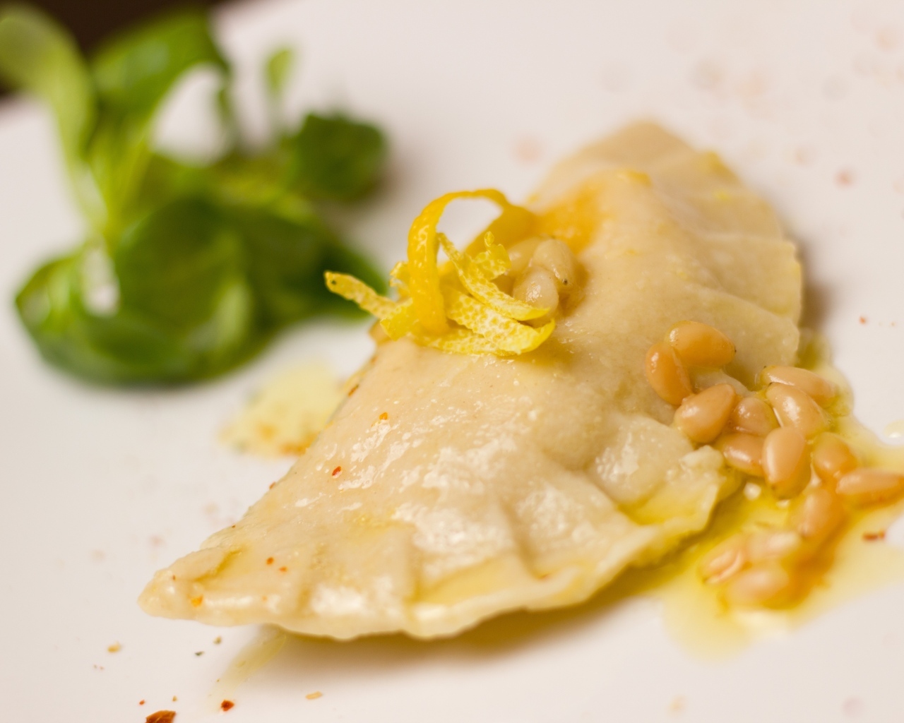 Равиоли на тарелке с зеленью