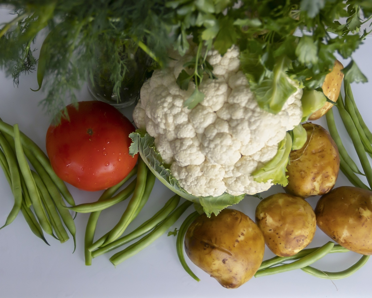 Сырые полезные овощи на сером столе