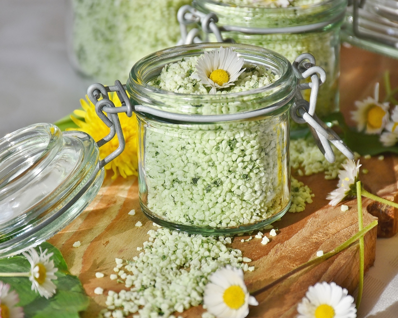 Соль в банке с цветами ромашки