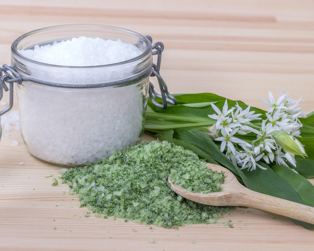 Соль с черемшой на деревянном столе