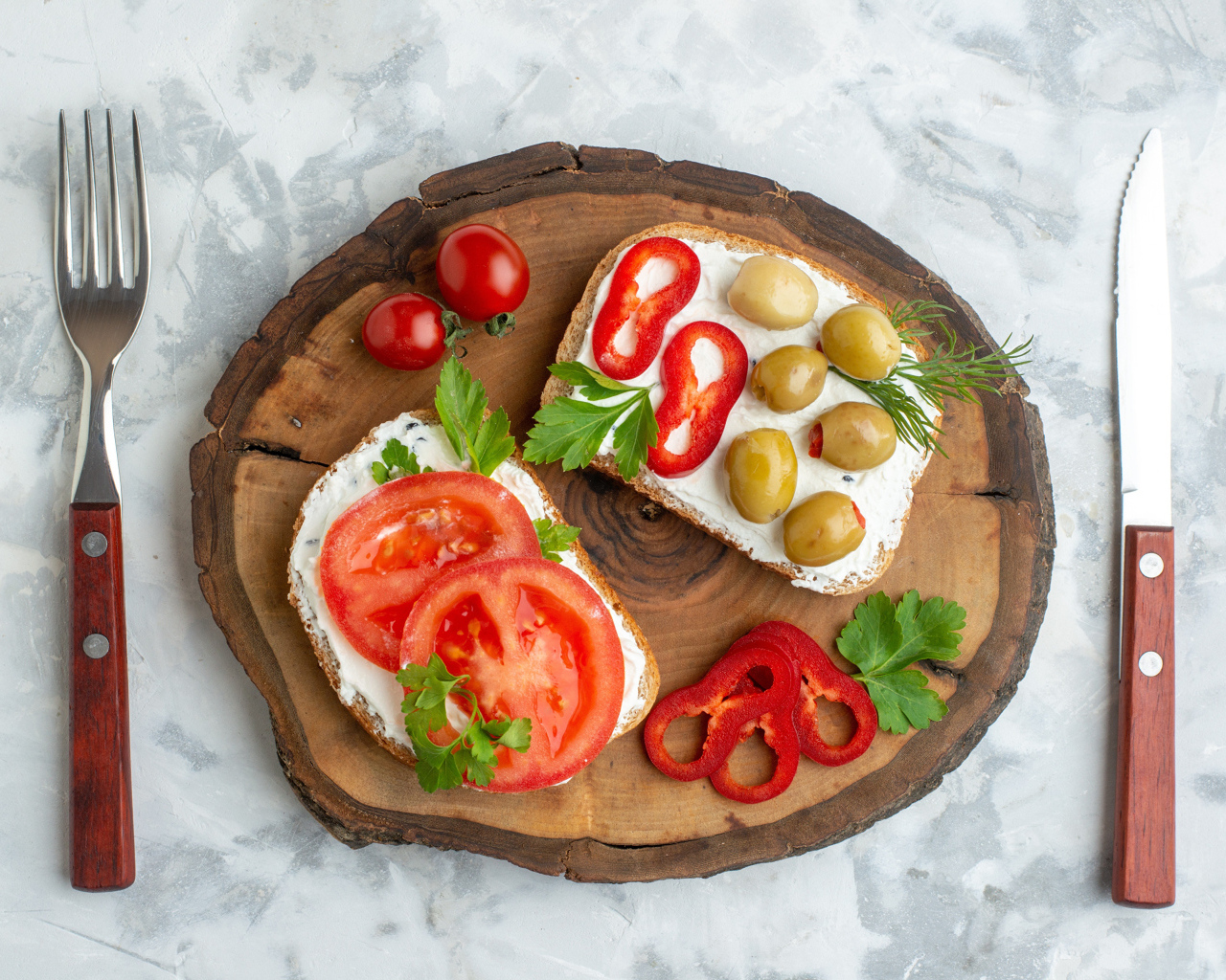 Бутерброды с сыром, оливками и кусочками помидора