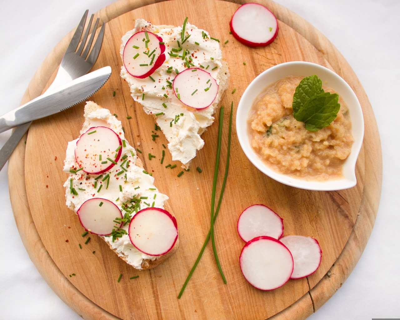 Бутерброды с сыром и редисом