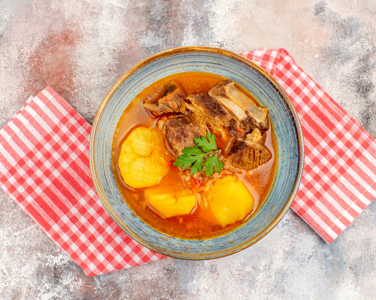 Блюдо шурпа с мясом и картофелем