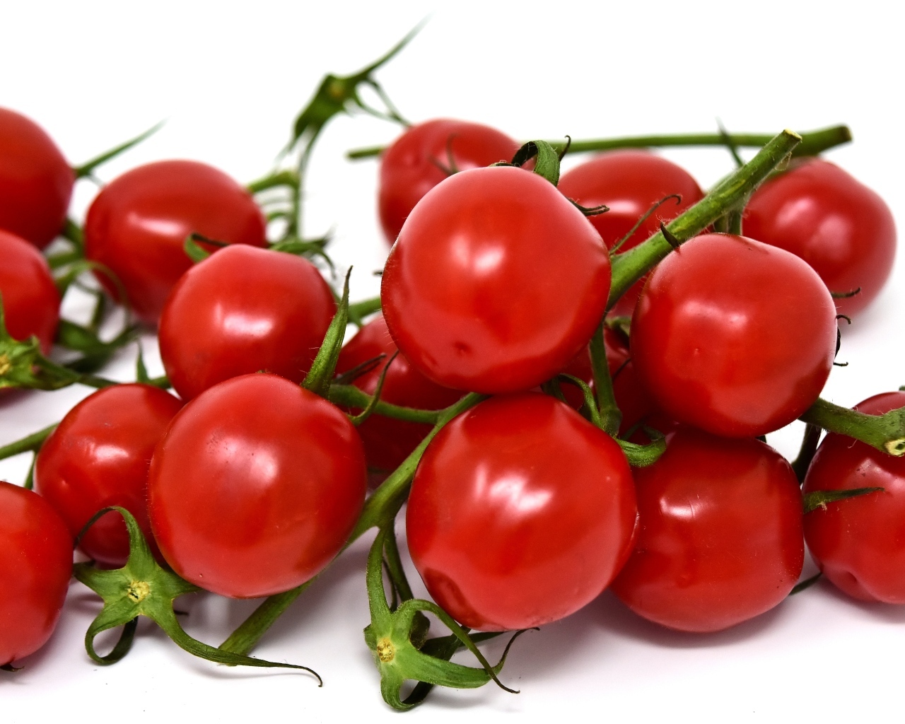 Маленькие красные помидоры черри