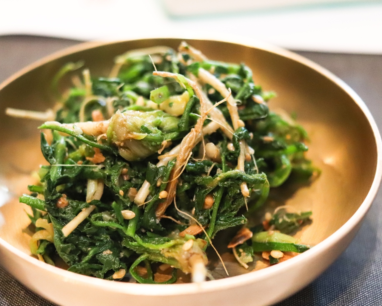 Острый корейский салат в тарелке