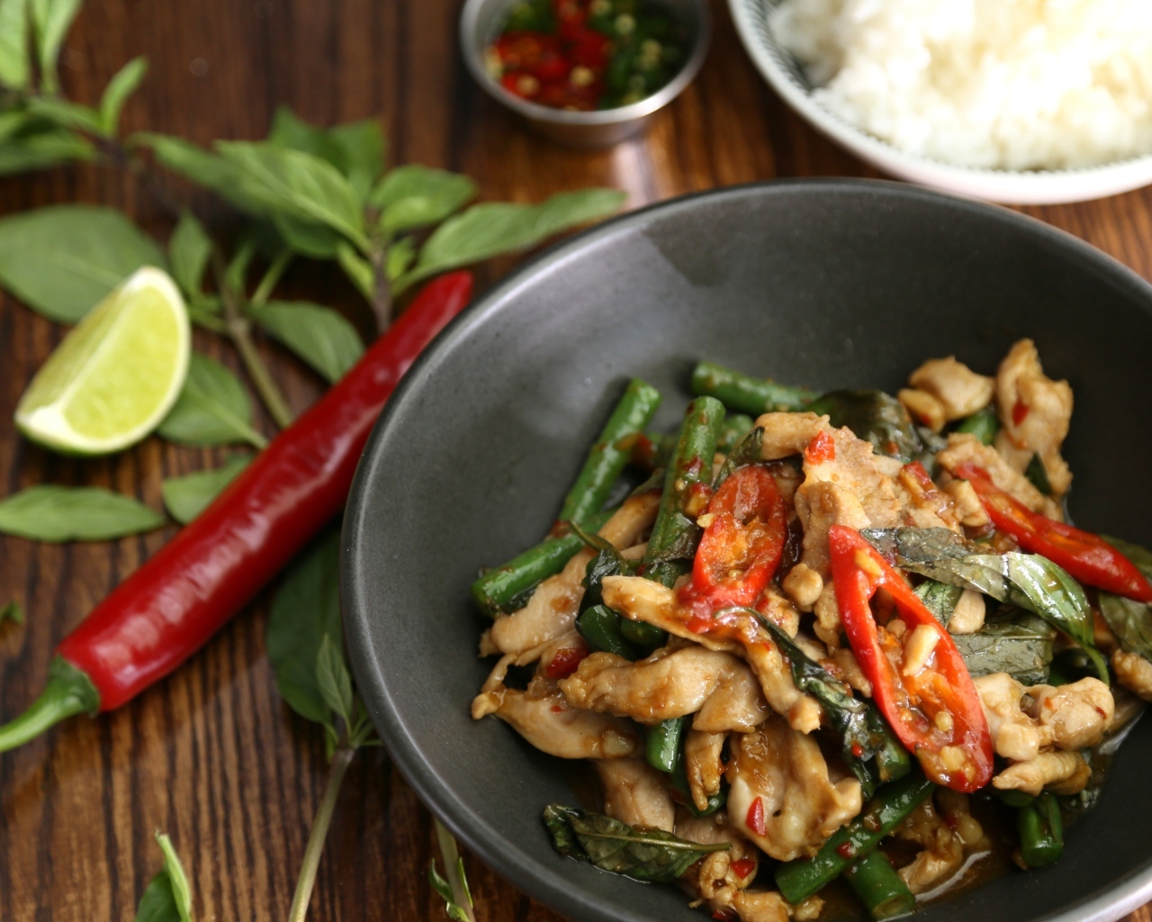 Острое тайское блюдо в тарелке