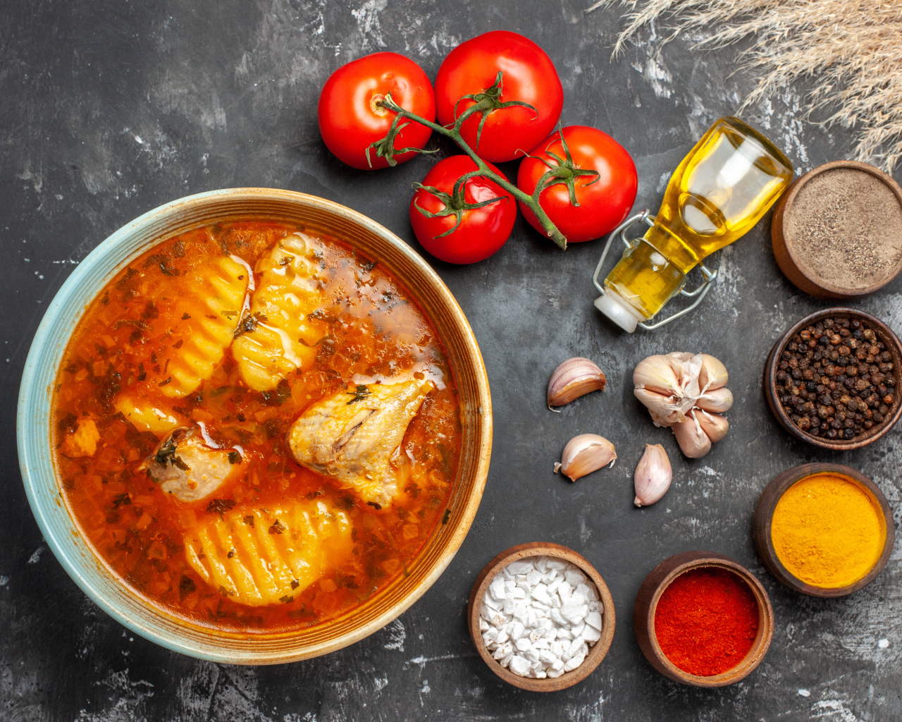 Острый суп с курицей на столе со специями