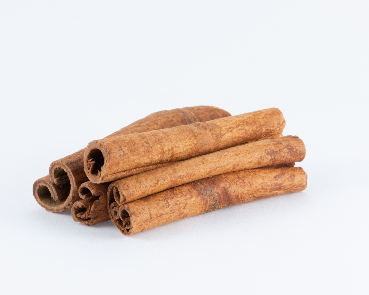 Пряная корица на сером фоне