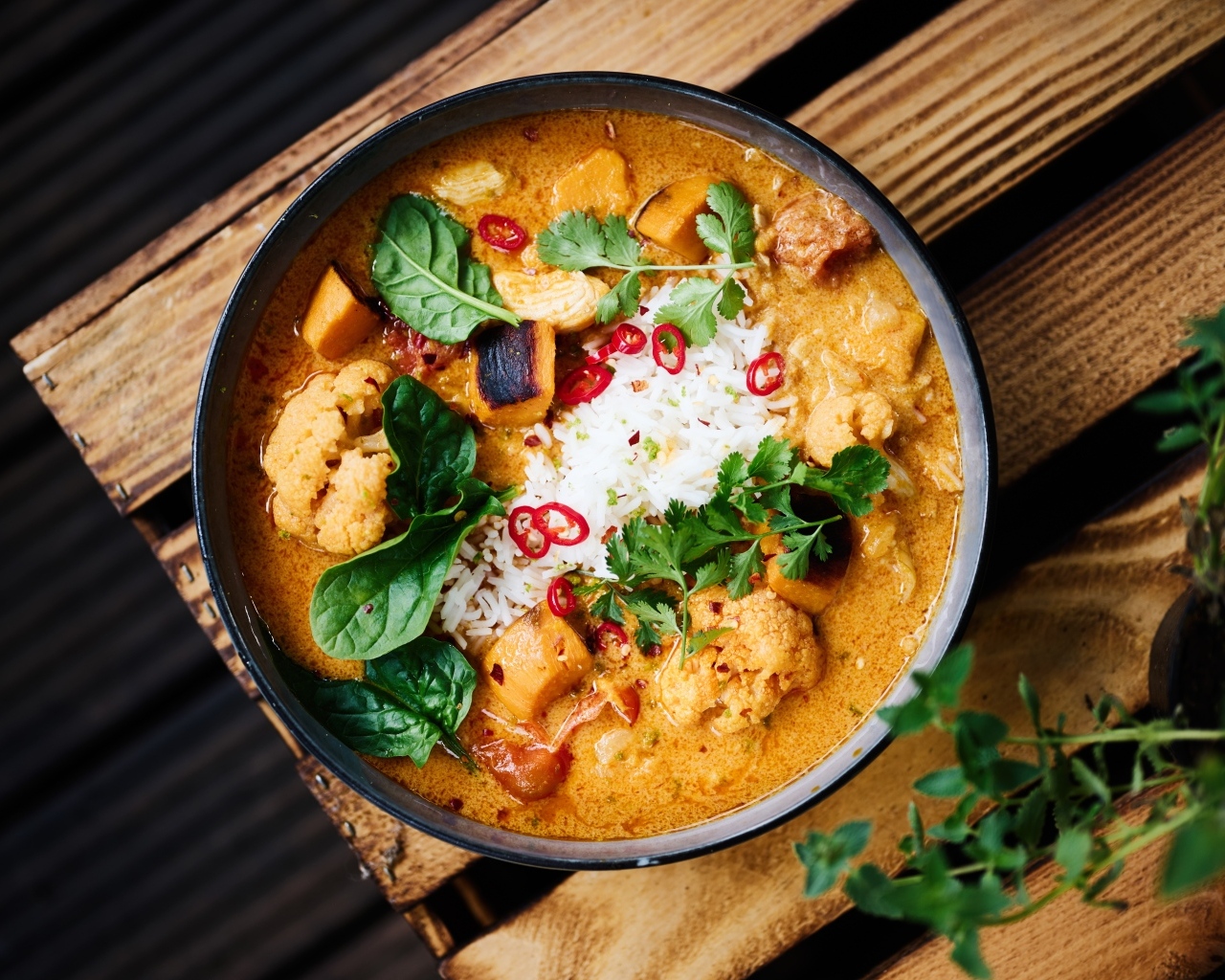 Острый суп карри с овощами