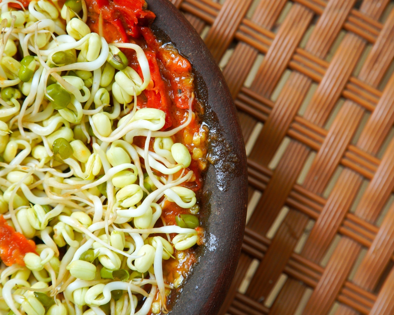 Пророщенные зерна в тарелке с томатами