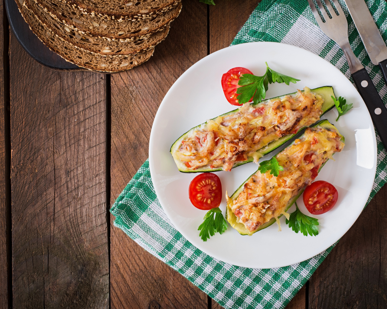 Фаршированные запеченные кабачки на тарелке