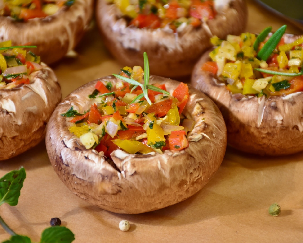 Фаршированные шампиньоны на столе