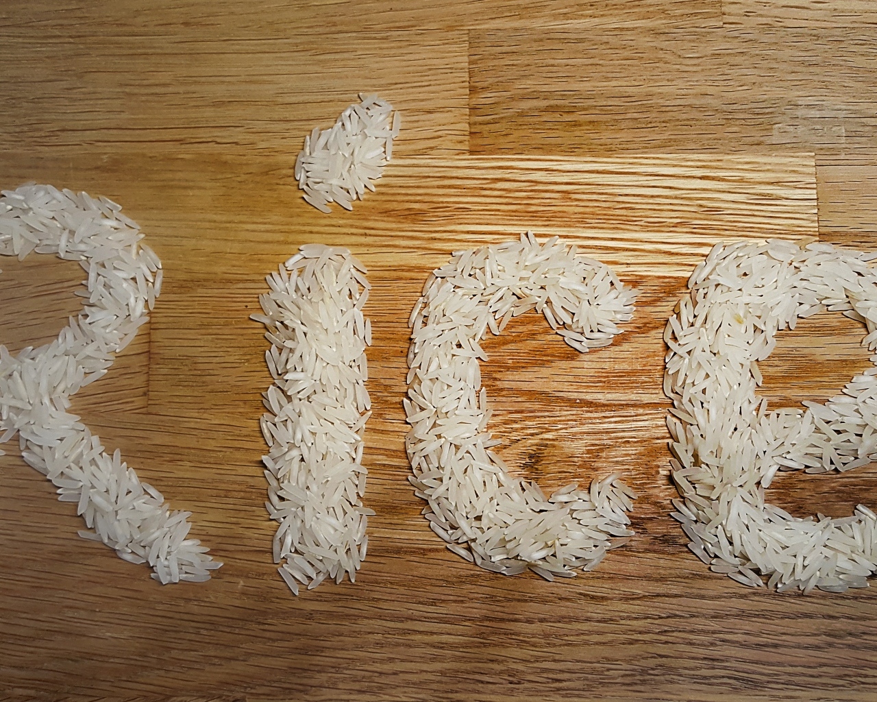 Надпись рис на деревянном столе