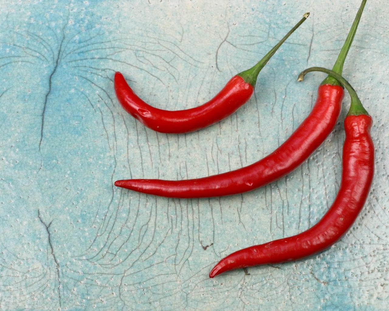 Три красных жгучих перца