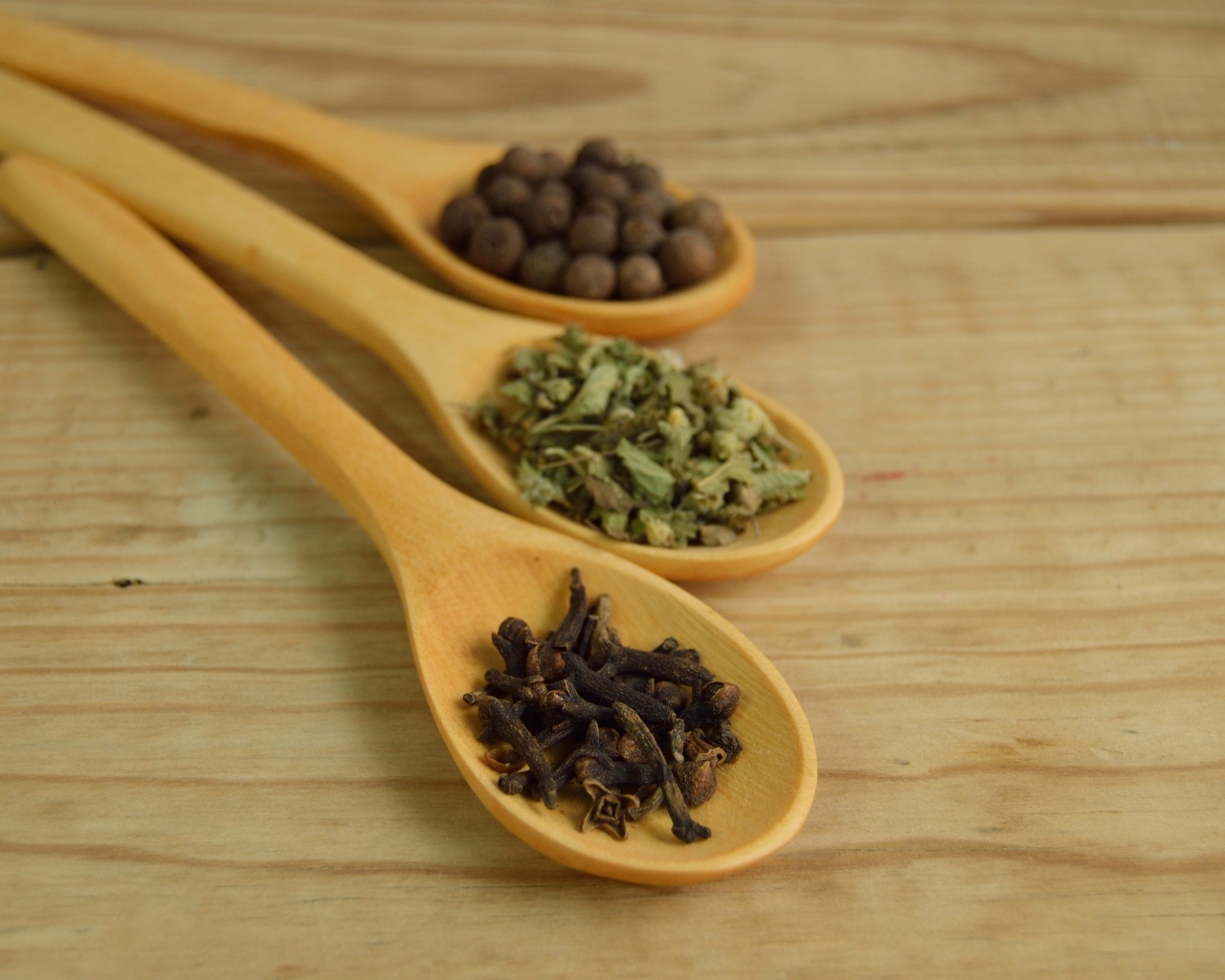 Три деревянные ложки с пряностями
