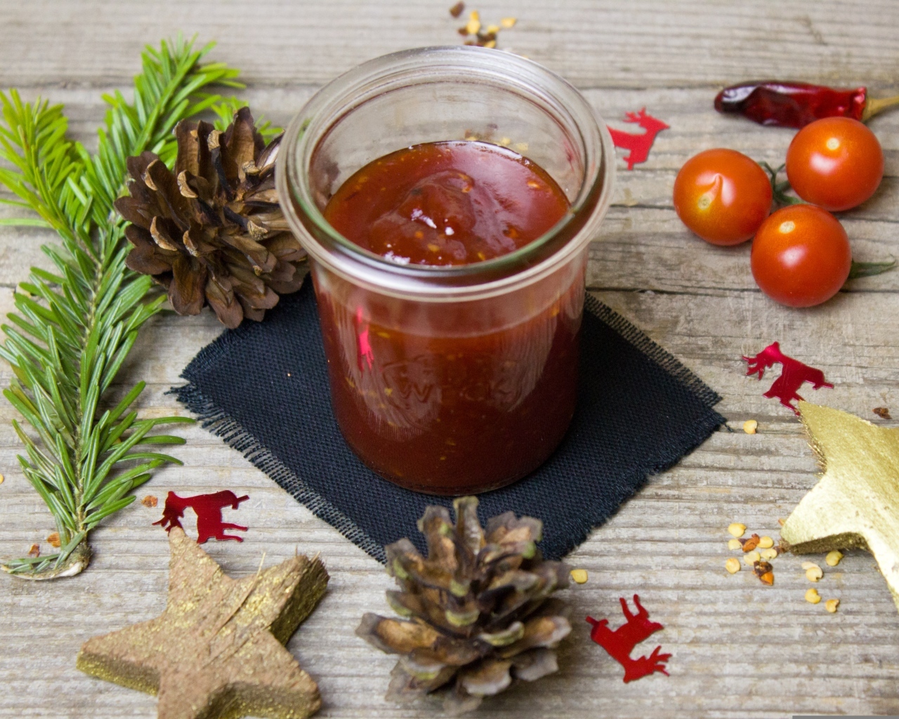 Томатный соус на столе шишками 