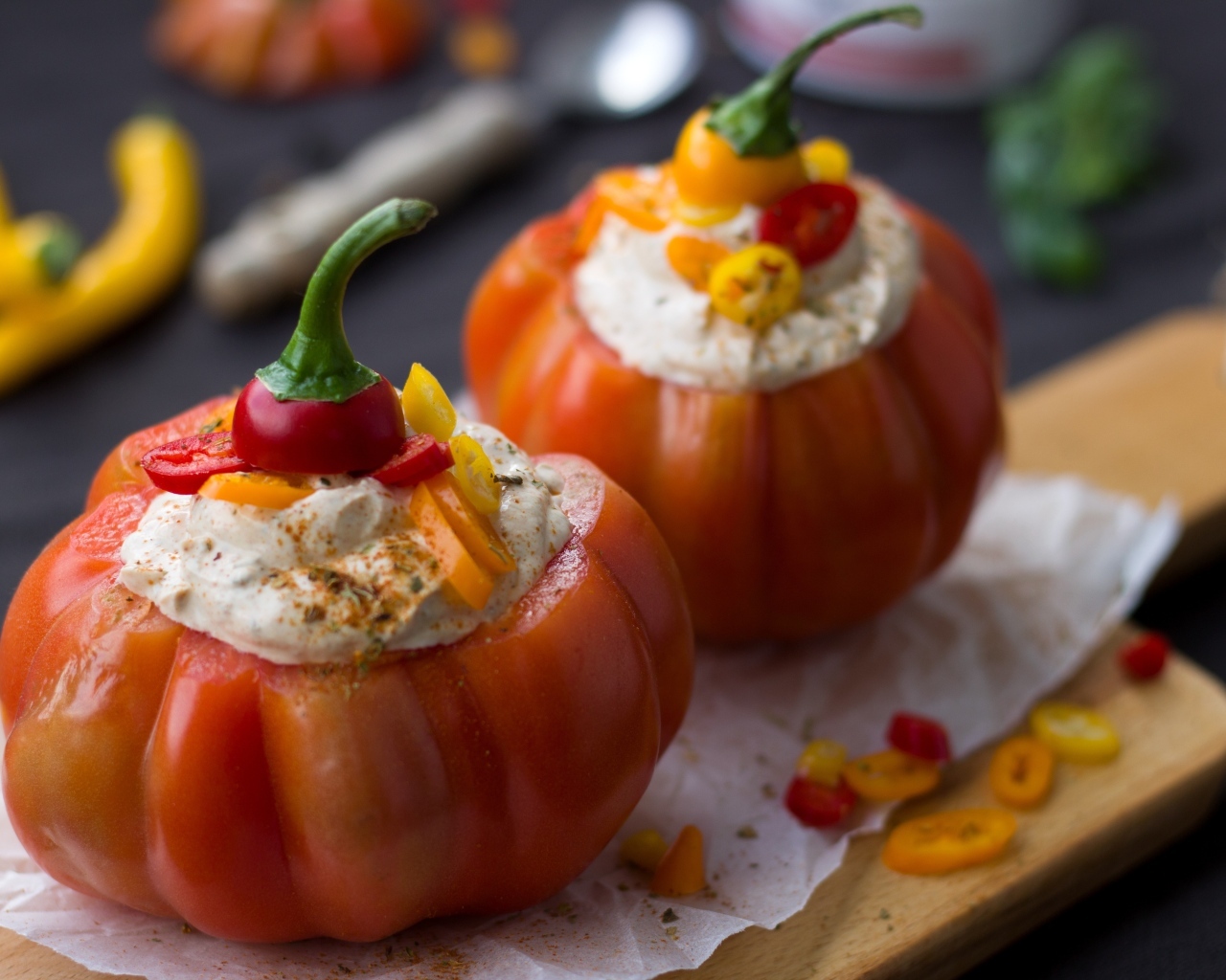 Помидоры начиненные сыром и перцем чили