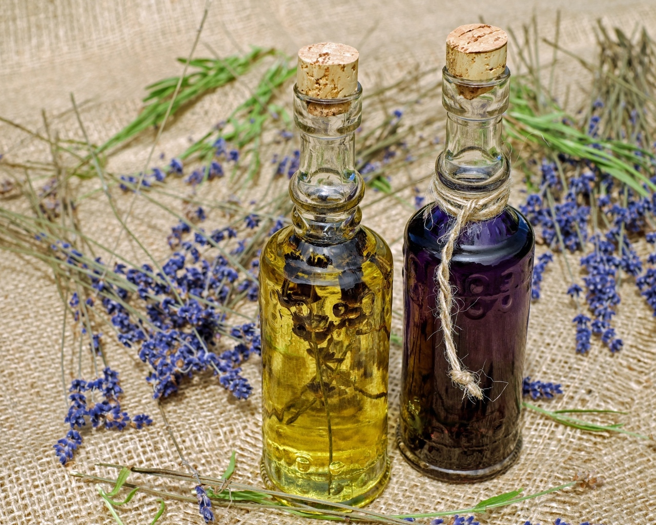 Две бутылки ароматного лавандового масла