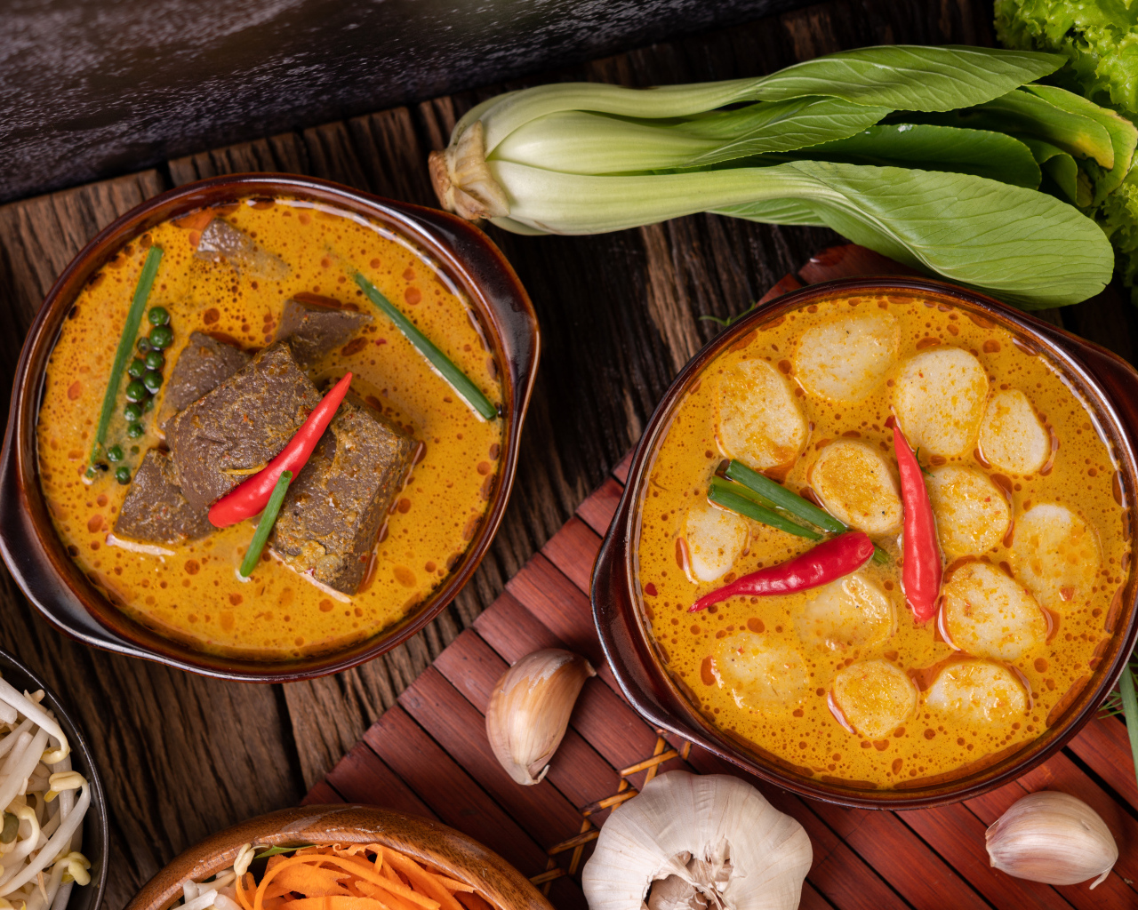 Две тарелки с острым супом на столе