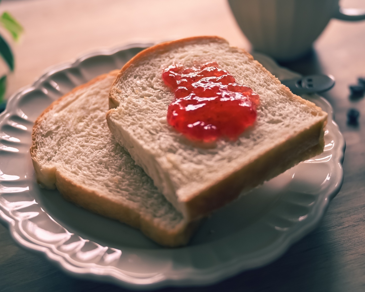 Два куска хлеба с джемом