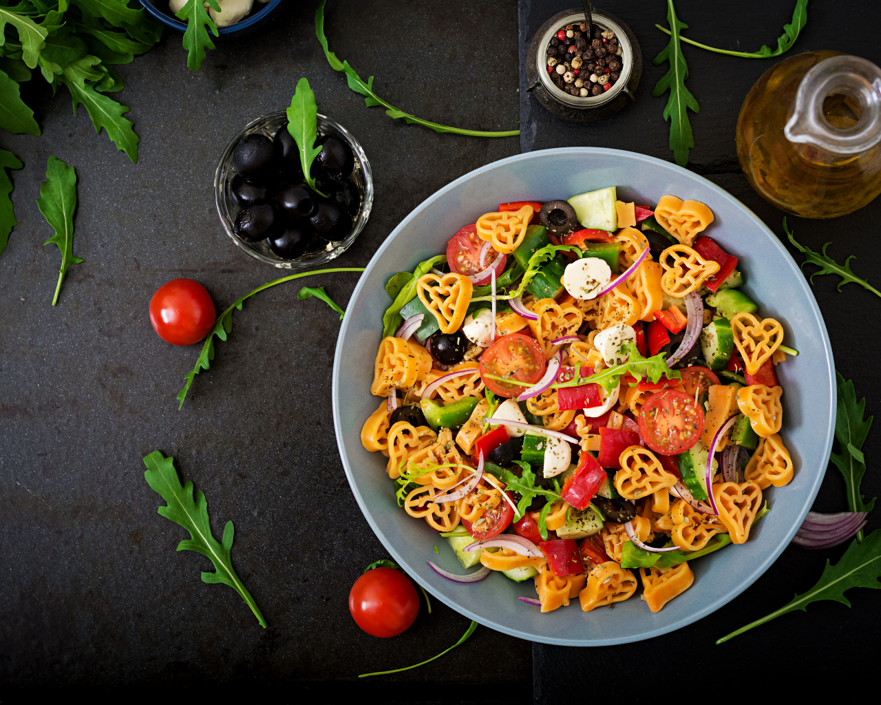 Овощное блюдо с макаронами в тарелке