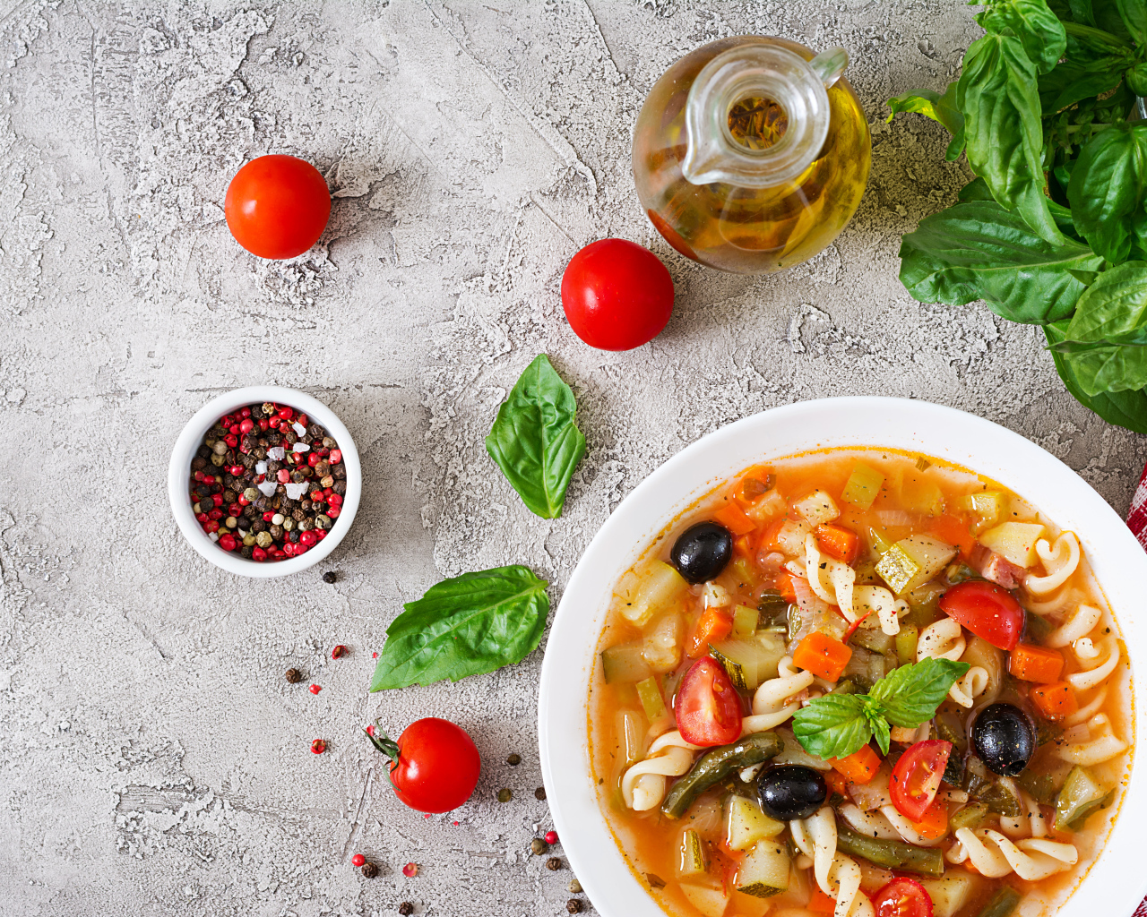 Овощной суп с макаронами на столе 