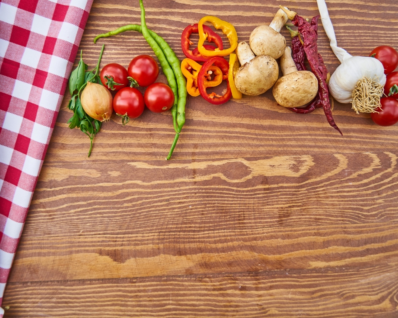 Овощи на деревянном столе с клетчатой скатертью