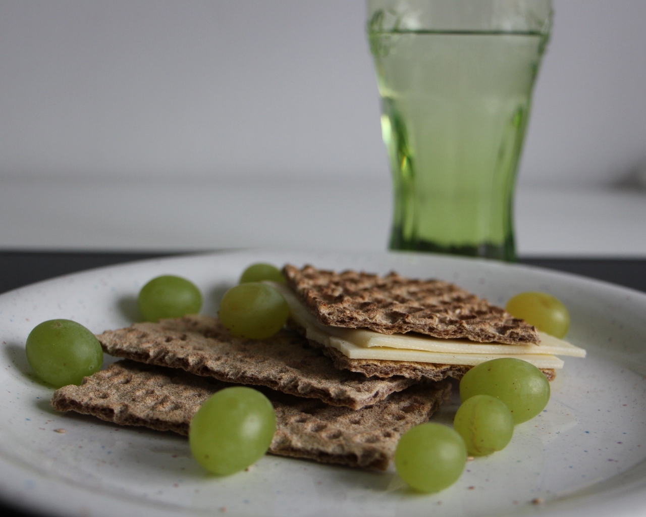 Вафли с сыром и виноградом на тарелке