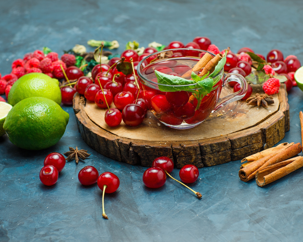 Чашка чая на столе с ягодами и лаймом