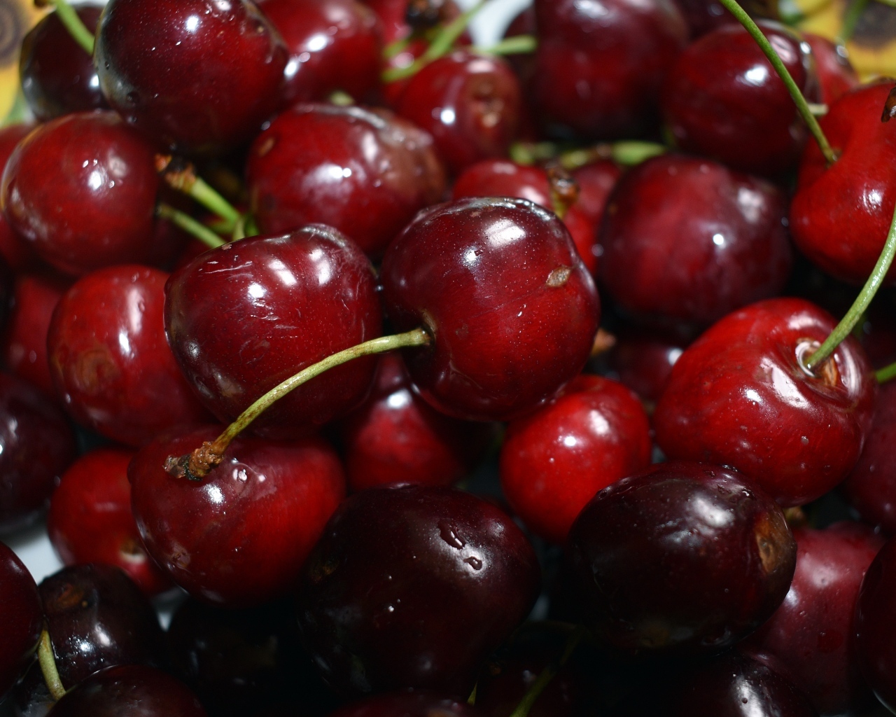 Вкусная красная черешня на столе