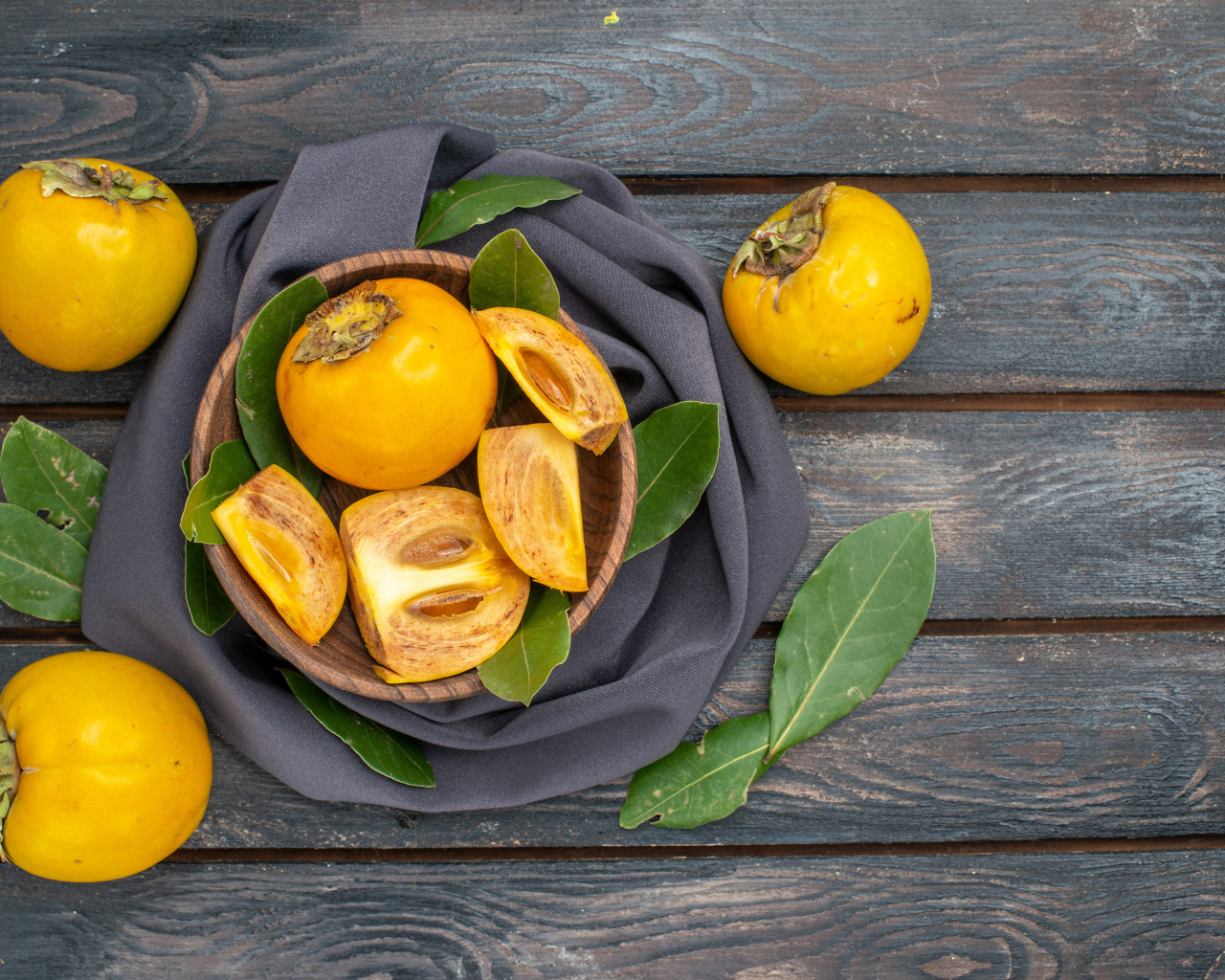 Свежая сладкая хурма на столе