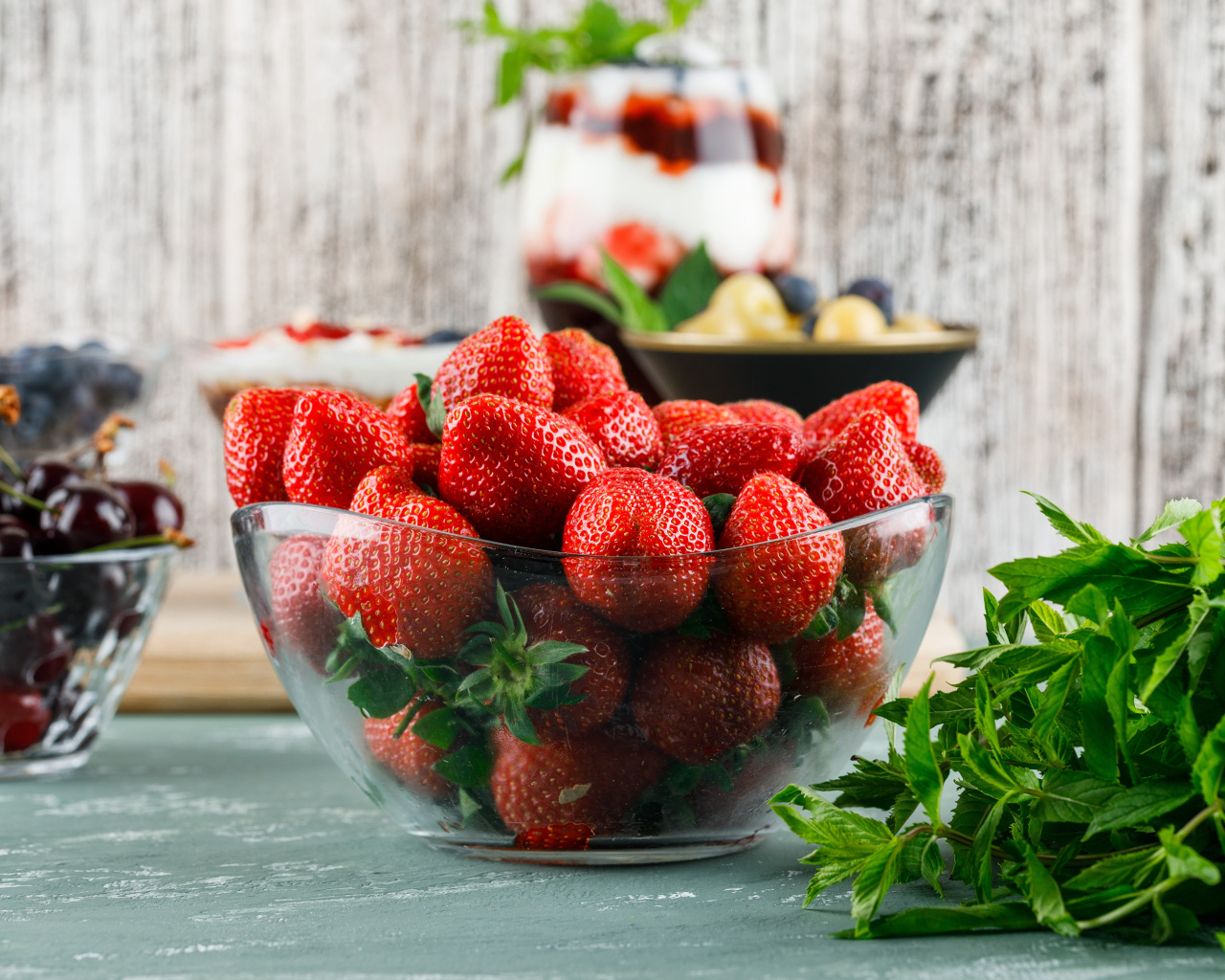 Стеклянная миска с ягодами красной клубники