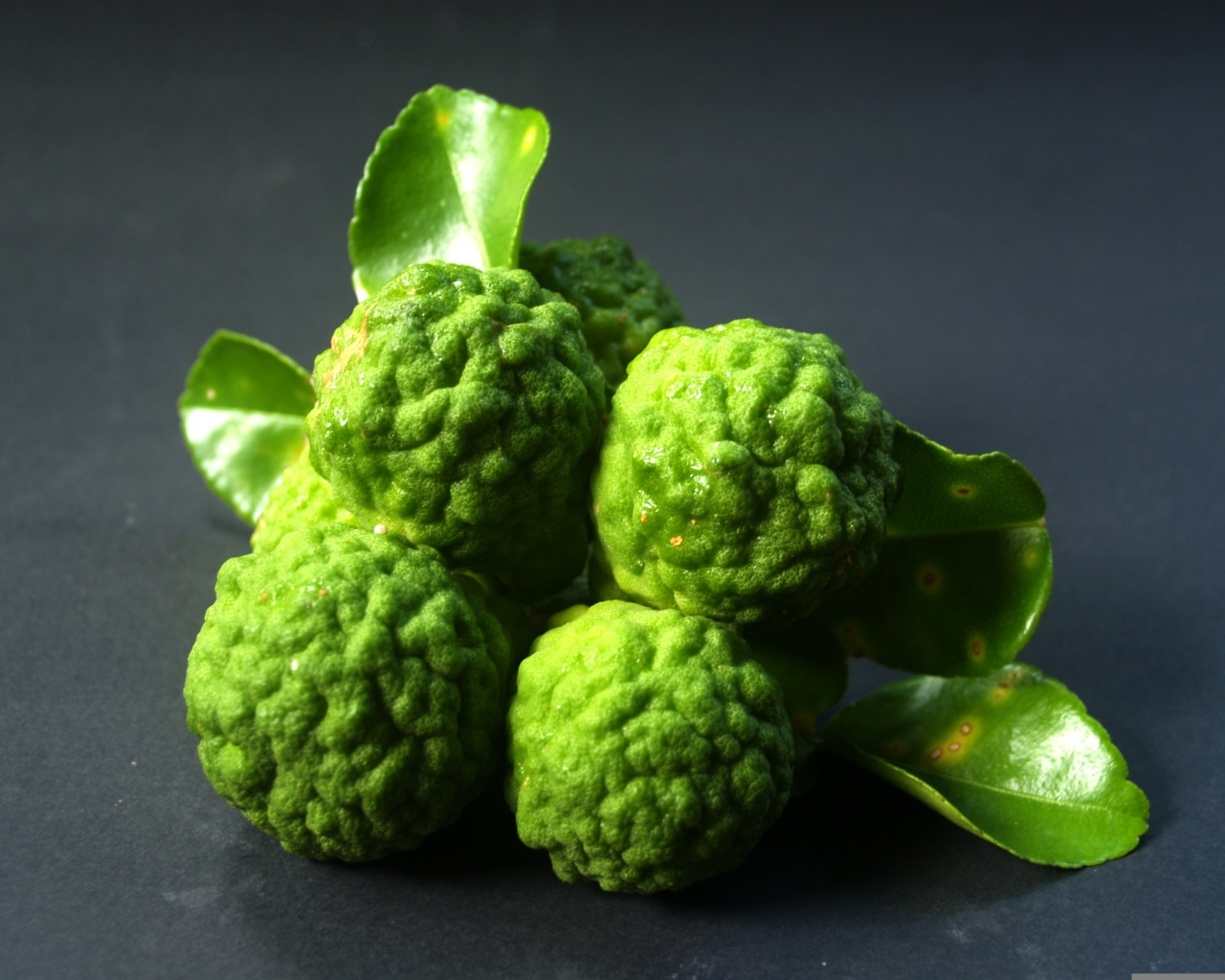 Зеленые плоды бергамота с зелеными листьями