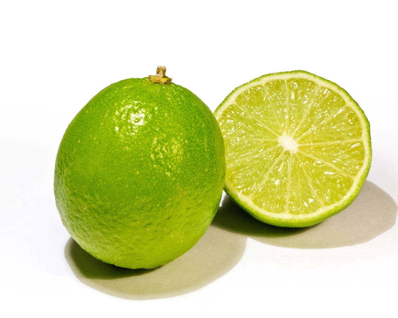 Плоды зеленого лайма на белом фоне