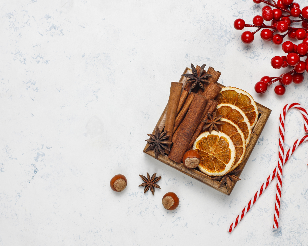 Ингредиенты для глинтвейна на столе с конфетами