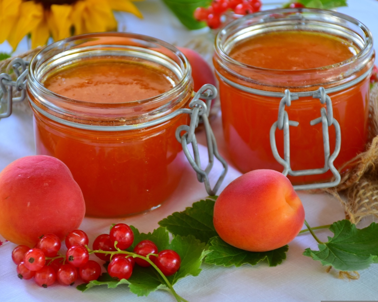 Джем на столе с абрикосами и красной смородиной