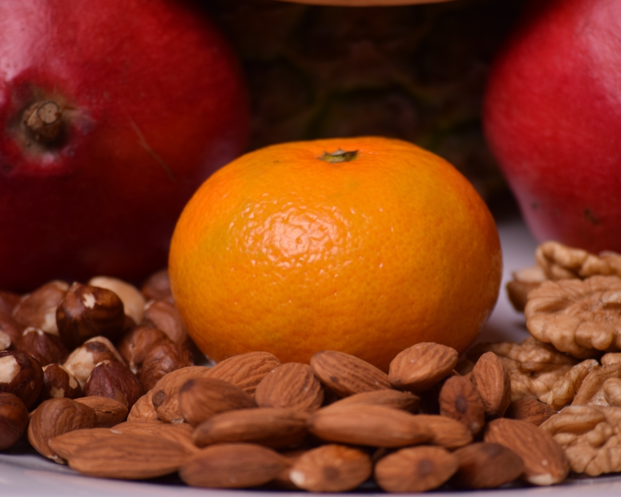 Большой оранжевый мандарин с орехами