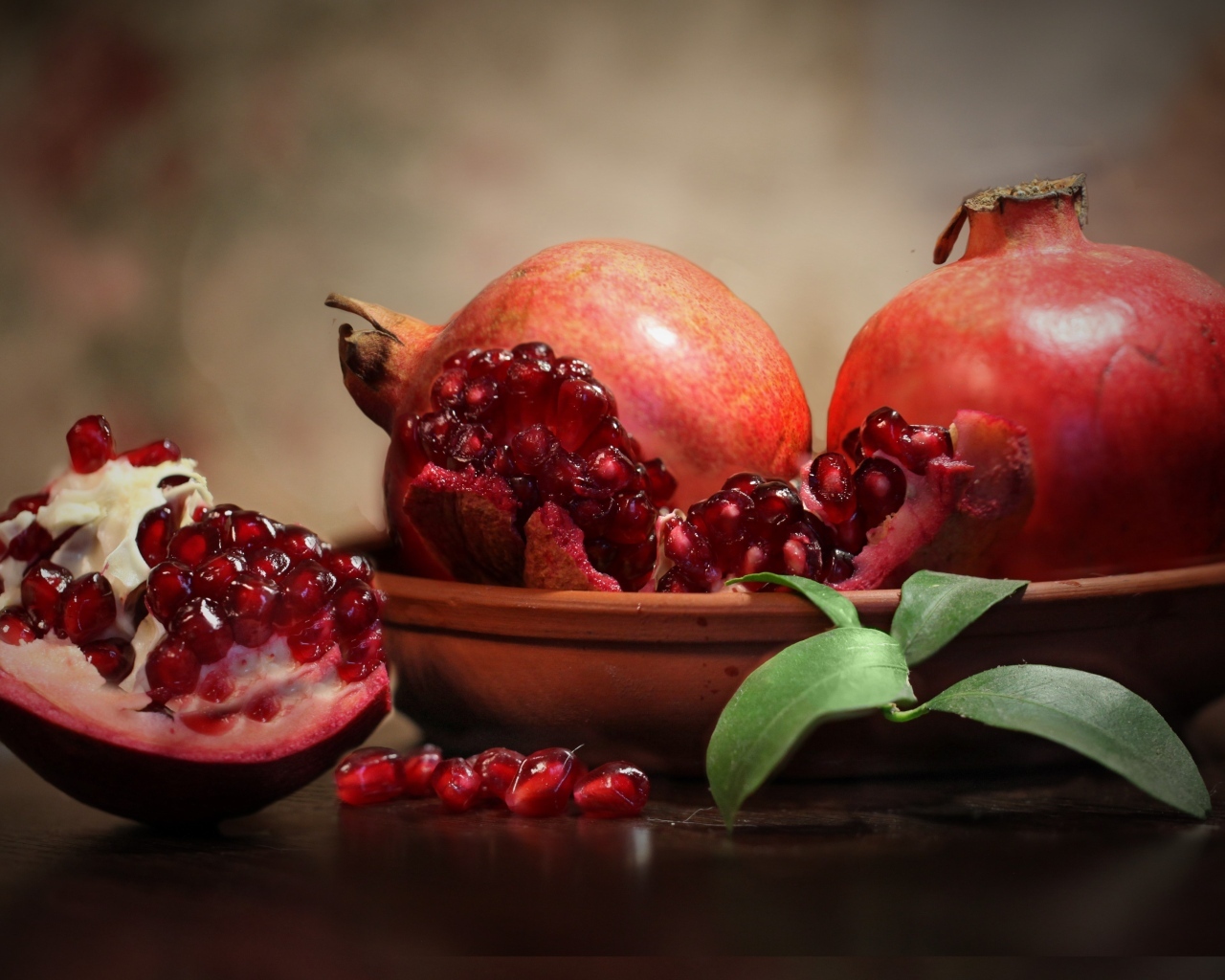 Большие спелые красные плоды граната