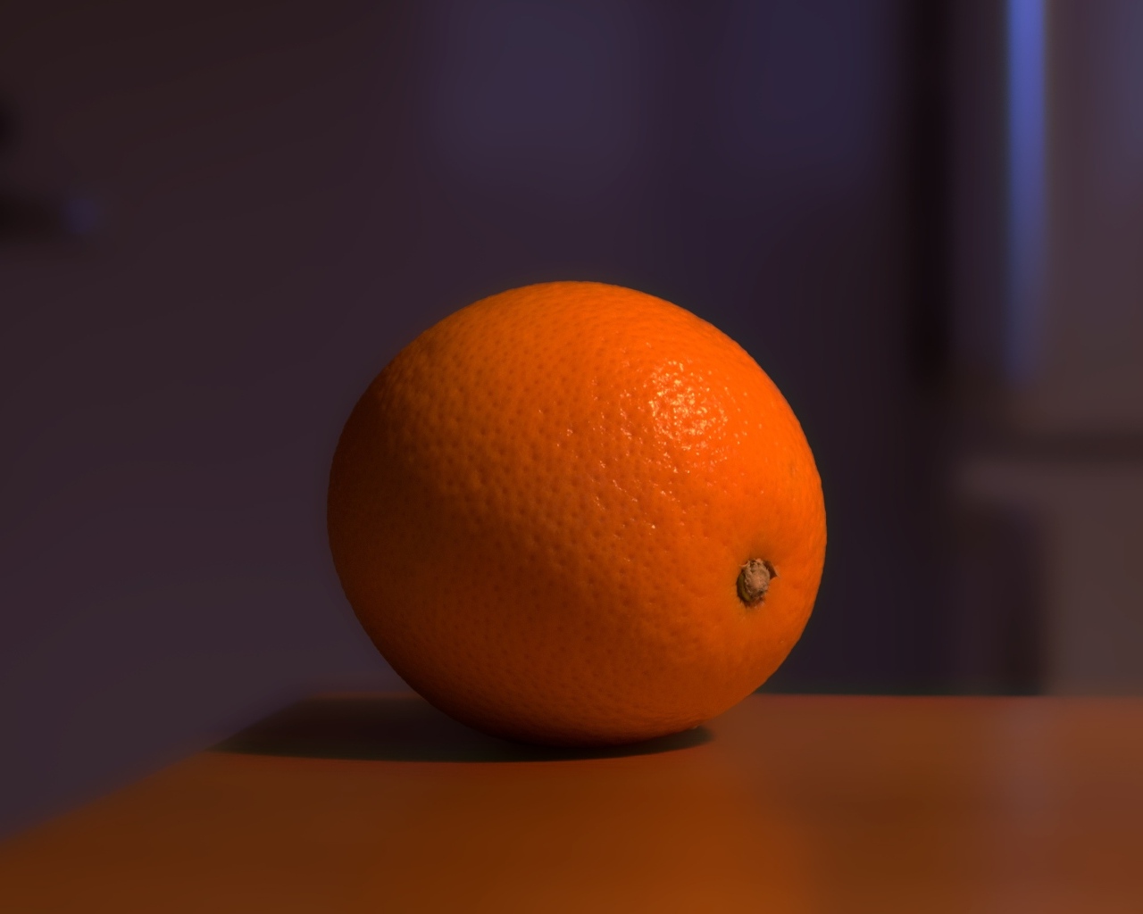 Один оранжевый апельсин лежит на столе