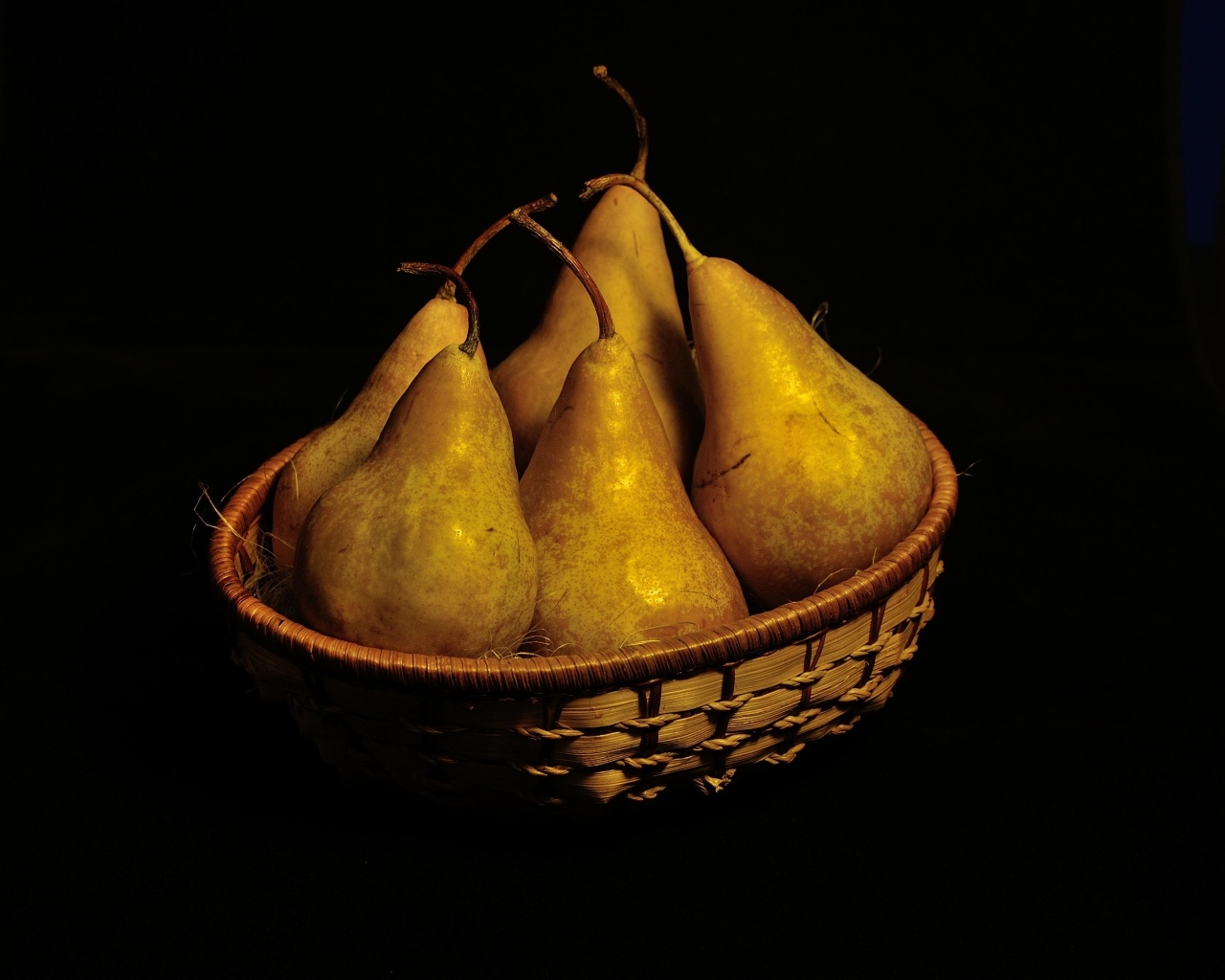 Груши в корзинке на черном фоне