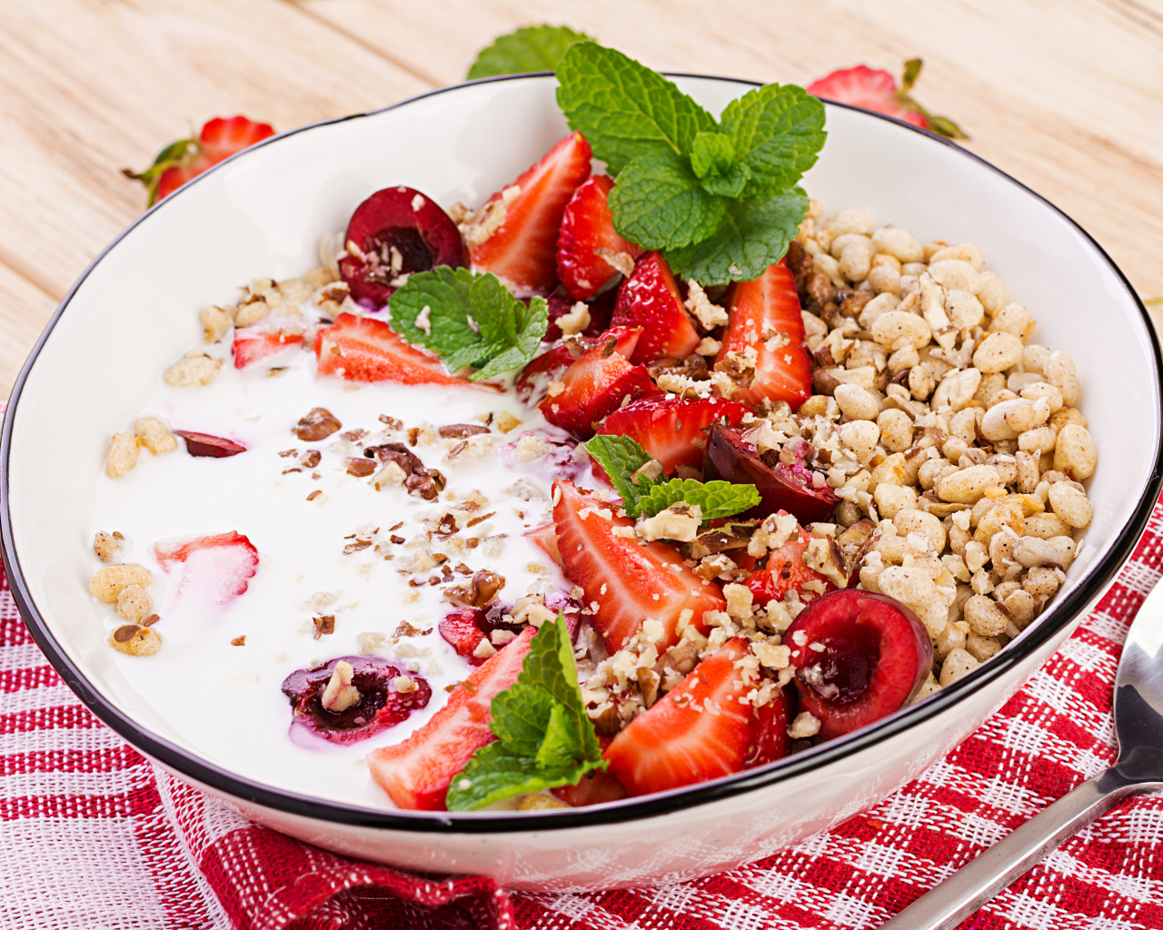 Каша с ягодами и йогуртом на завтрак