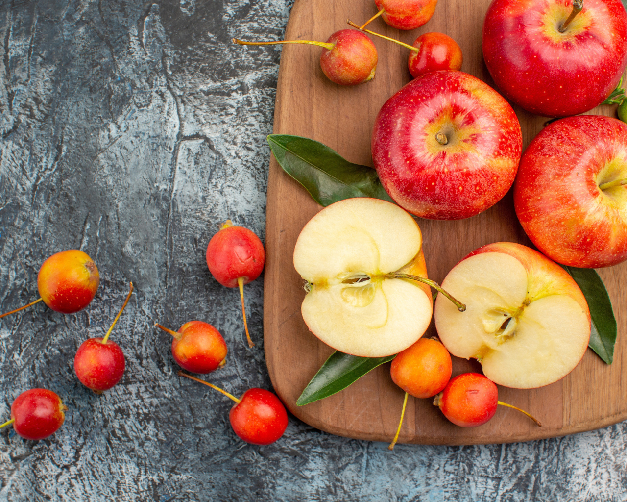 Нарезанные яблоки на деревянной доске на столе