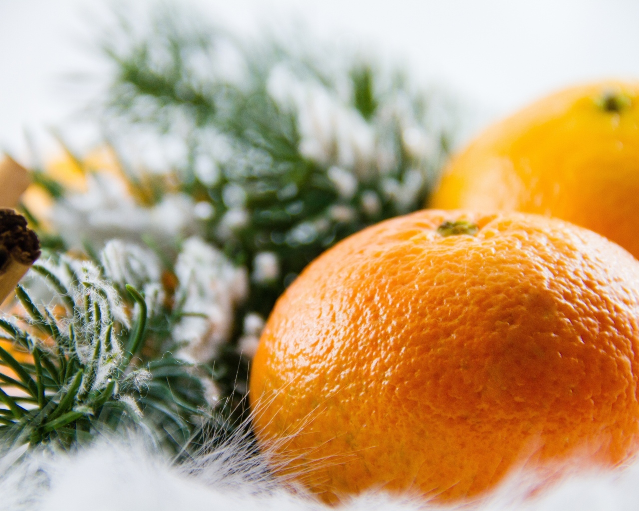 Мандарины с еловыми ветками и корицей