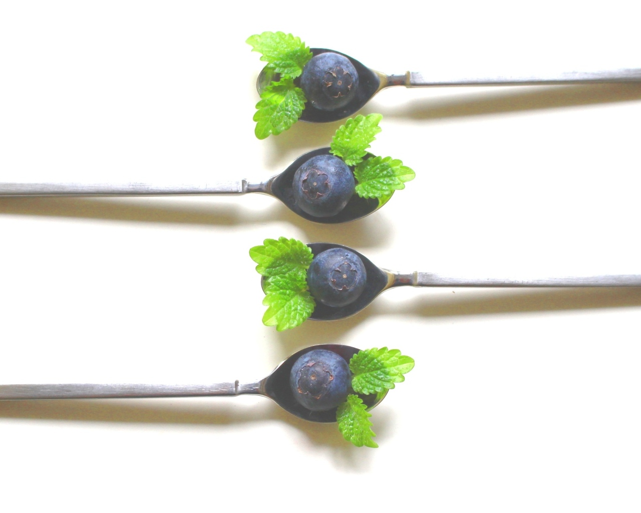 Чайные ложки с ягодами черники и мятой