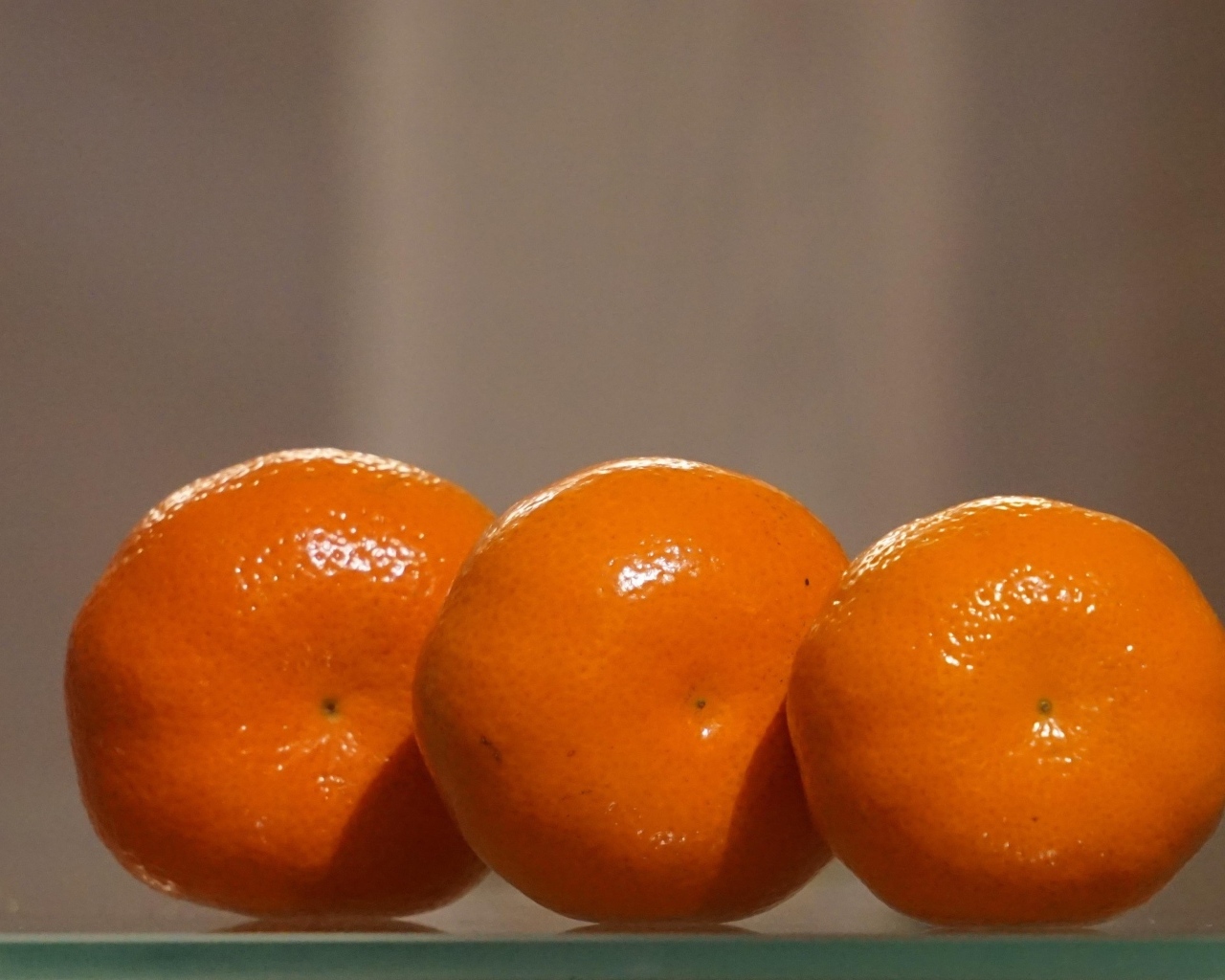 Три красивых мандарина крупным планом