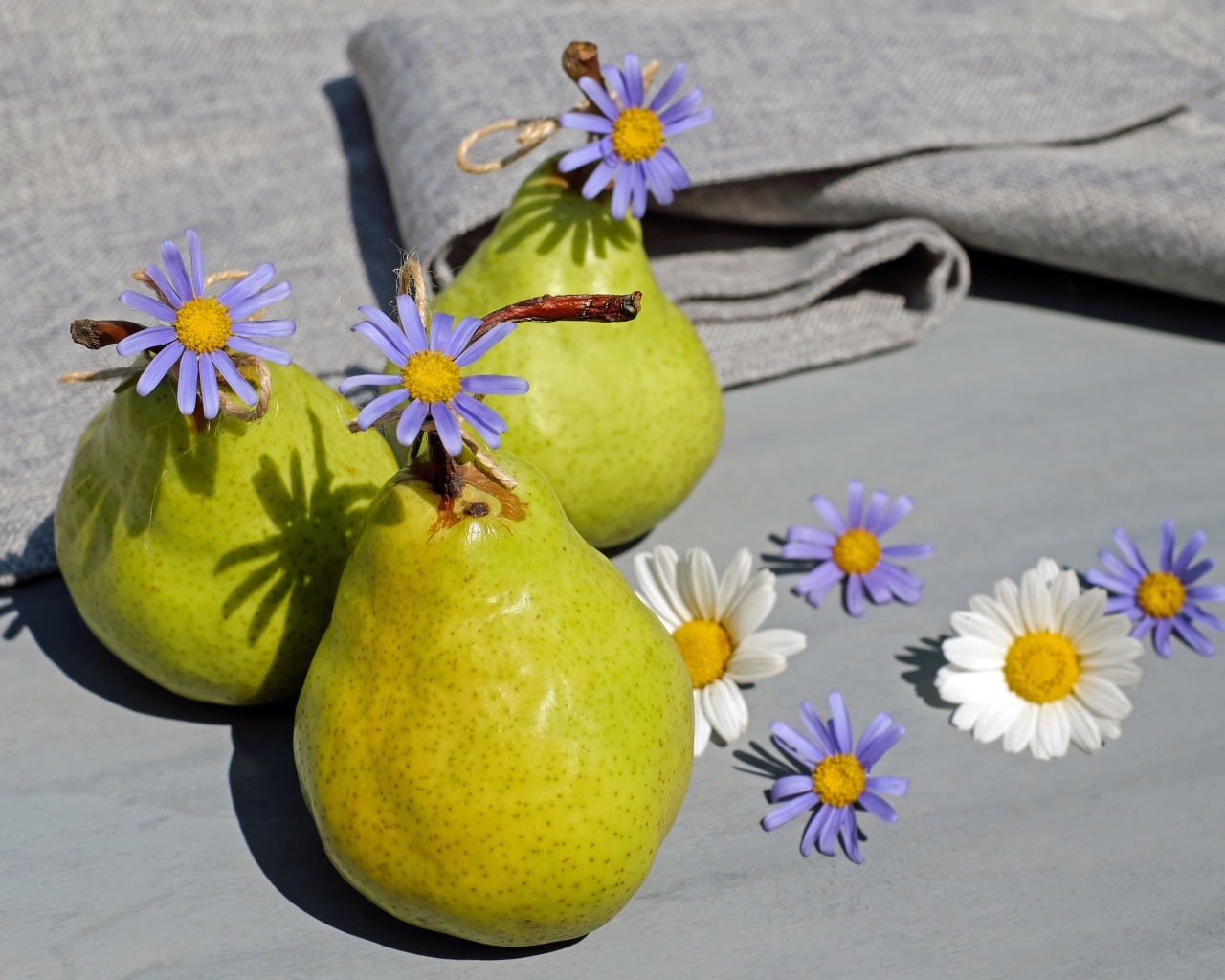 Три зеленые груши с цветами