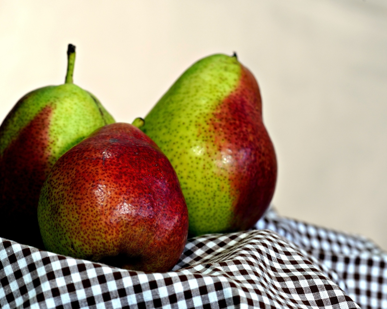 Три груши с полотенцем на столе