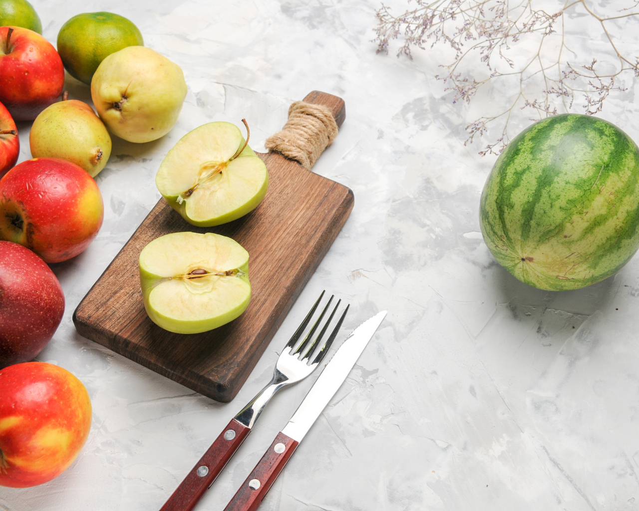 Арбуз  с яблоками и грушами на столе