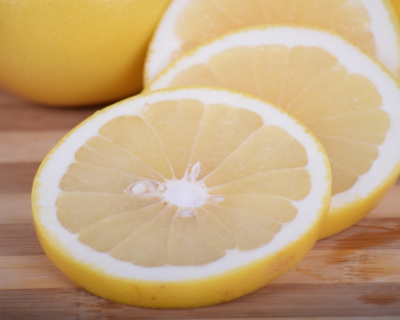 Желтый лимон нарезан на столе