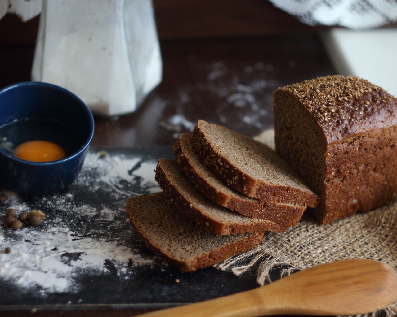 Черный хлеб на столе с мукой